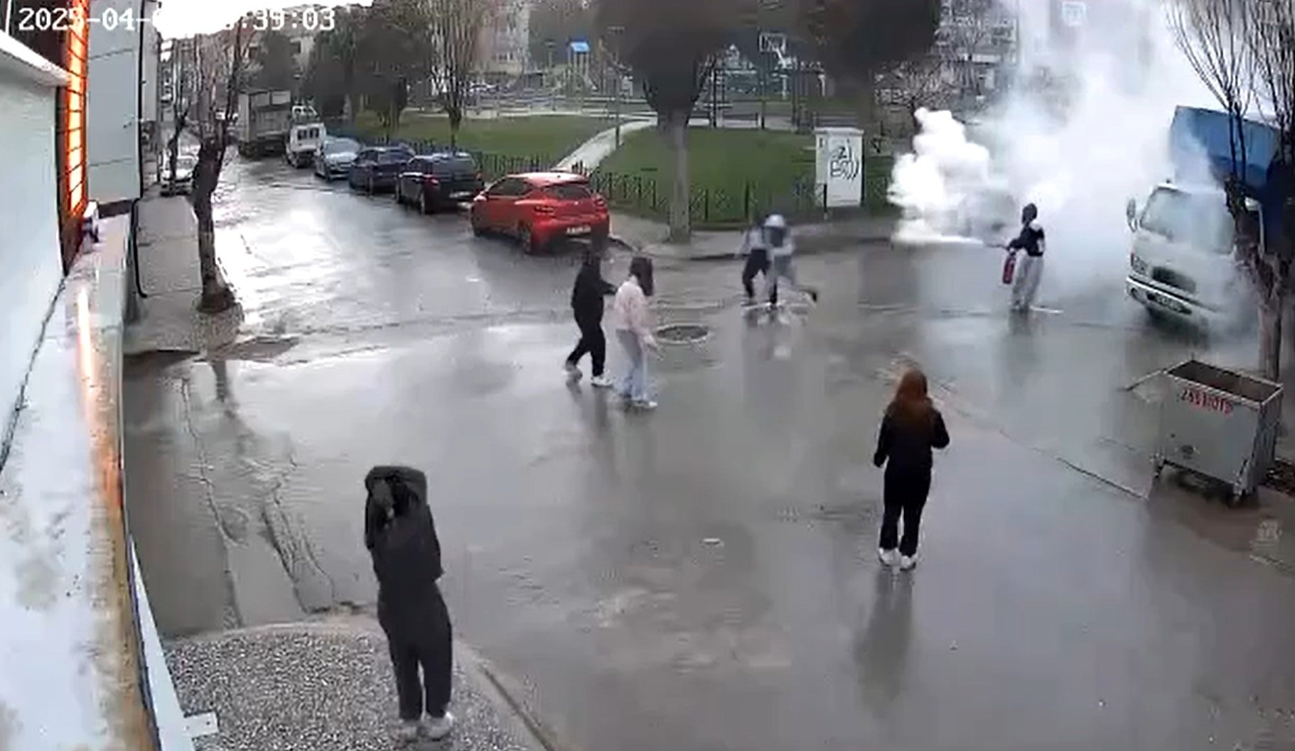 Genç kız camiden çaldığı tüple ortalığı birbirine kattı - Sözcü Gazetesi