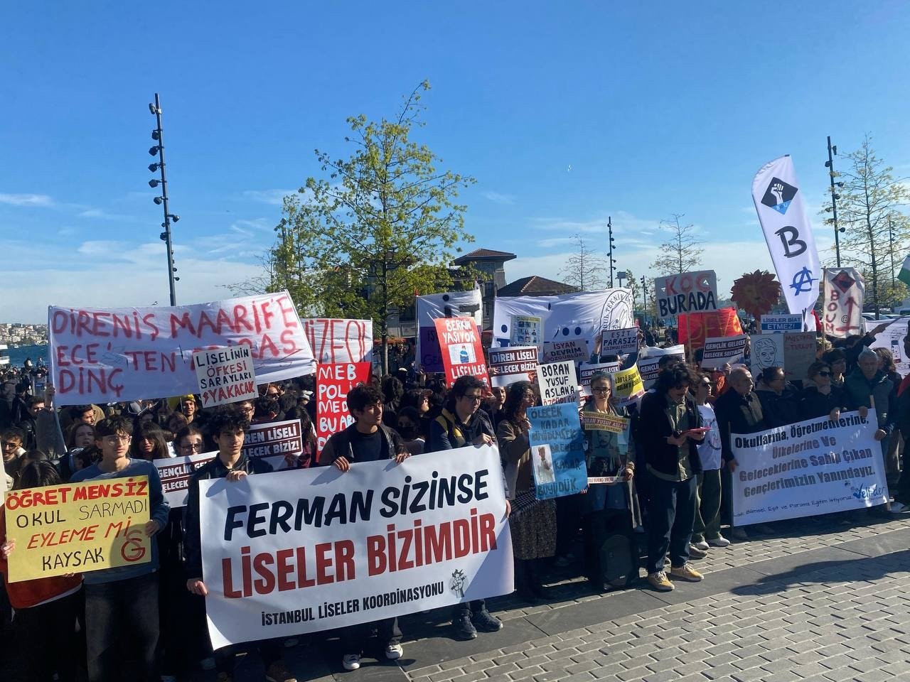 Beşiktaş'ta Gençlerin Güçlü Duruşu: Liseliler ve Üniversitelilerin Protestosu