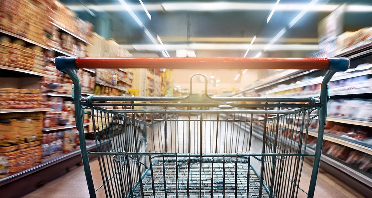 Why are two-colored baskets used in Japanese markets?