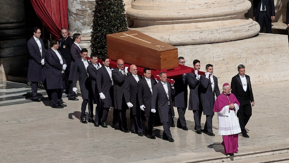 Thousands of Catholics gather for farewell tribute to the Pope