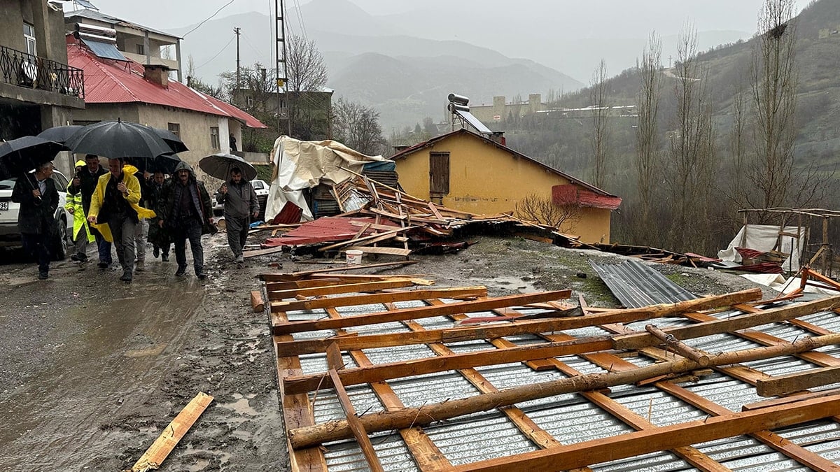 Fırtınada Mahsur Kalan Şehir: Evler Yoksa Uçuyor, Ağaçlar Kopuyor!