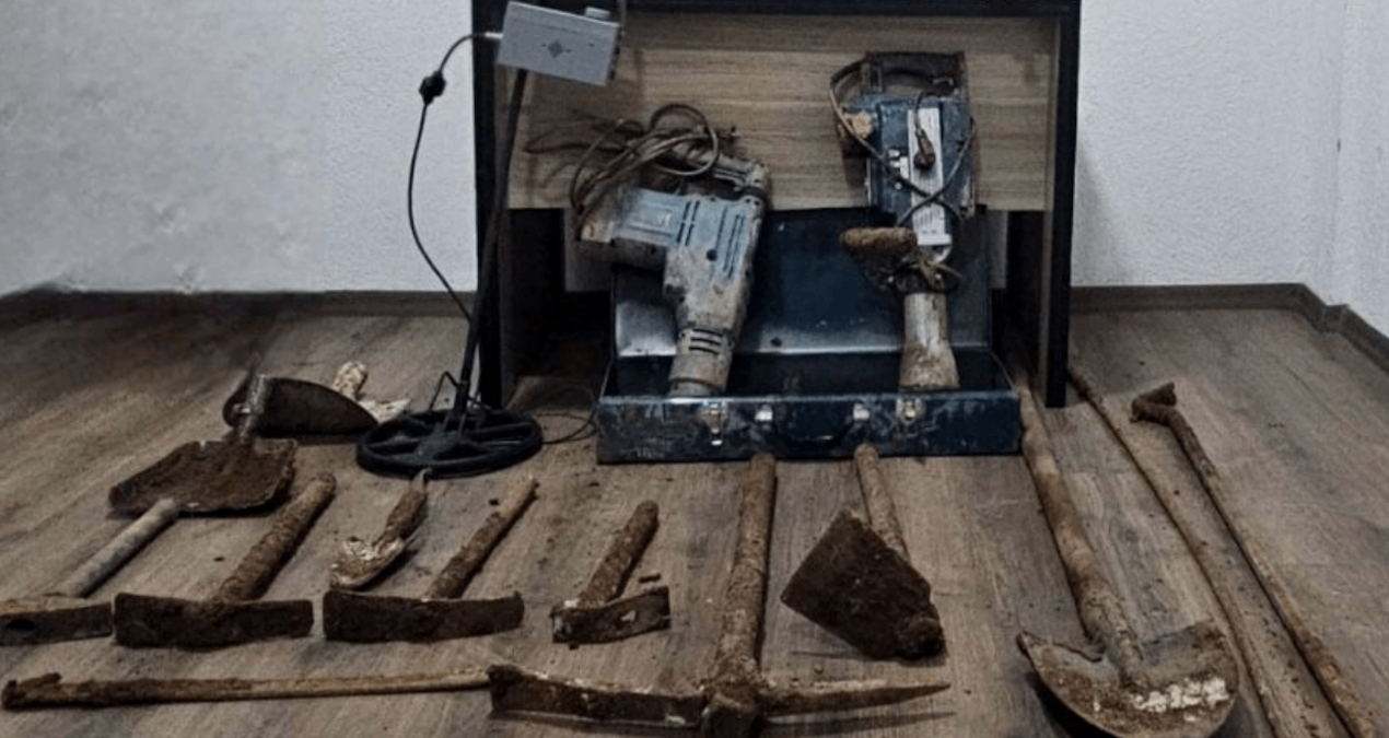 Muğla'da kaçak kazı operasyonunda 5 kişi gözaltına alındı.