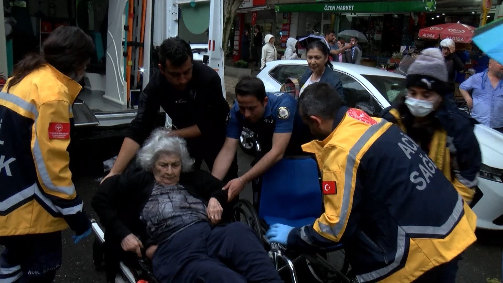 Kadıköy'de Korkunç Yangın: İtfaiye Kahramanlığıyla Sonuçlandı