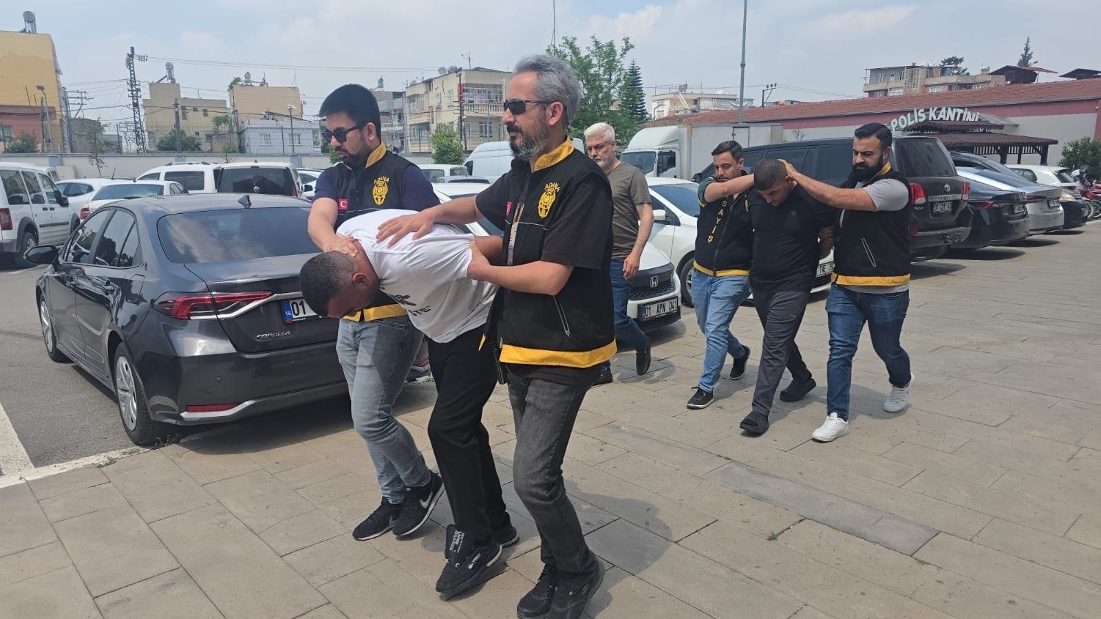 Bandits Swipe Cash from Vehicles in Brazen Heist