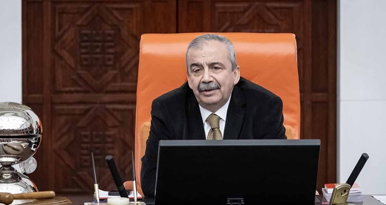 Sırrı Süreyya Önder: Siyasetin Canlı Rengi