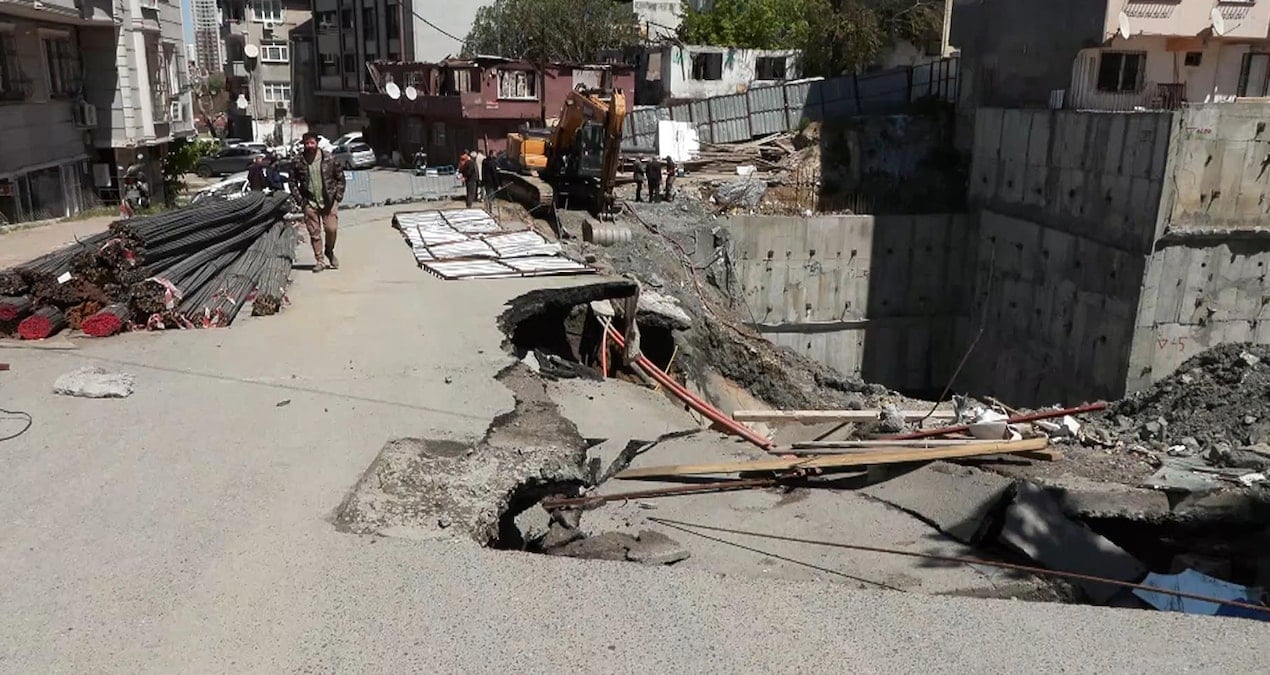 Sinkhole Chaos: Evacuation of Two Buildings in Gaziosmanpaşa